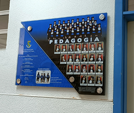 Placa para registro da turma de formandos da faculdade