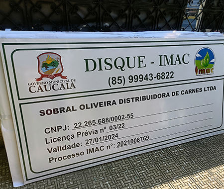 Placa de licenciamento ambiental da Prefeitura de Caucaia